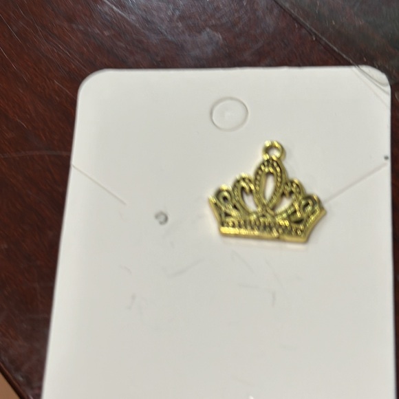 NWT Crown pendants gold color - Picture 2 of 2